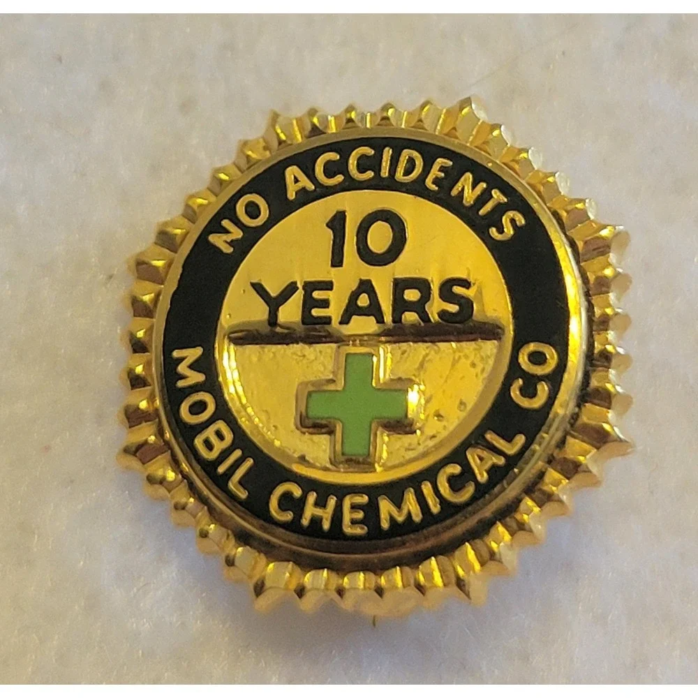 Mobil Chemical Co Lapel Pin OS Gold 10 Years No Accidents 1/20 10K Gold‎ Filled